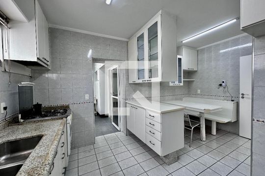 Apartamento para comprar em Campo Belo com varanda, piscina e quatro quartos. — Cozinha