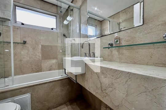 Apartamento para comprar em Campo Belo com varanda, piscina e quatro quartos. — Banheiro Suíte 1