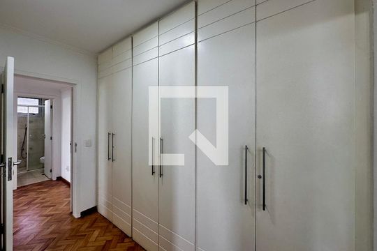 Apartamento para comprar em Campo Belo com varanda, piscina e quatro quartos. — Closet Suíte 1