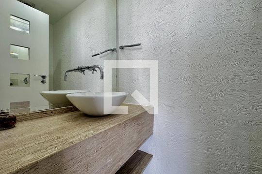 Apartamento para comprar em Campo Belo com varanda, piscina e quatro quartos. — Lavabo