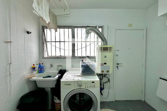 Apartamento para comprar em Campo Belo com varanda, piscina e quatro quartos. — Área de Serviço