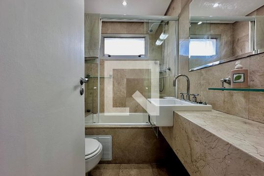 Apartamento para comprar em Campo Belo com varanda, piscina e quatro quartos. — Banheiro Suíte 1
