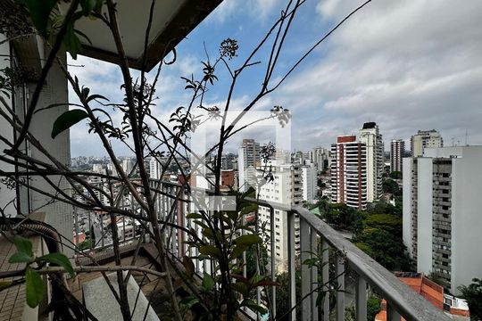 Apartamento para comprar em Campo Belo com varanda, piscina e quatro quartos. — Sacada Suíte 1
