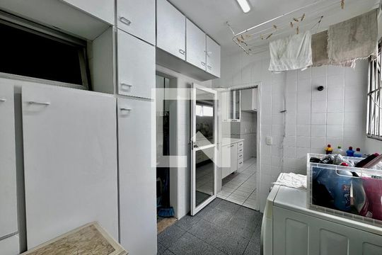 Apartamento para comprar em Campo Belo com varanda, piscina e quatro quartos. — Área de Serviço