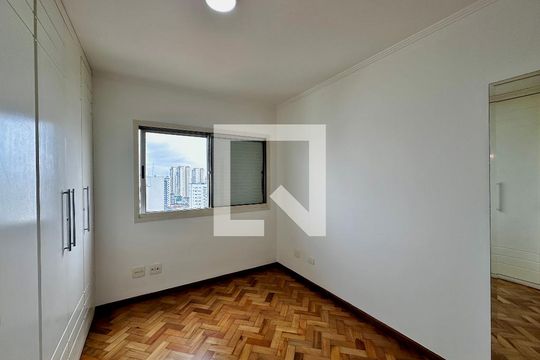 Apartamento para comprar em Campo Belo com varanda, piscina e quatro quartos. — Quarto 3