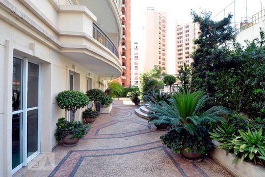 Compra de apartamento com 4 quartos, varanda e quintal. Venda disponível para comprar. — Área Externa