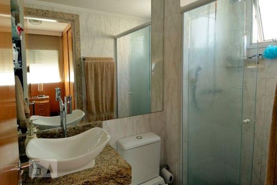 Compra de apartamento com 4 quartos, varanda e quintal. Venda disponível para comprar. — Banheiro