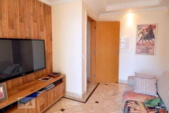 Compra de apartamento com 4 quartos, varanda e quintal. Venda disponível para comprar. — Sala de TV