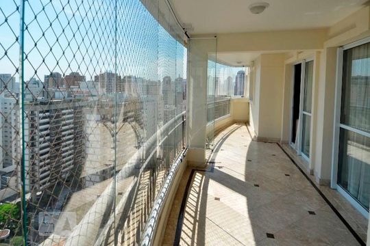 Compra de apartamento com 4 quartos, varanda e quintal. Venda disponível para comprar. — Varanda