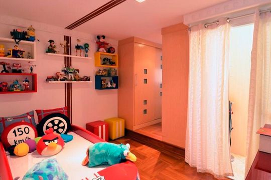 Compra de apartamento com 4 quartos, varanda e quintal. Venda disponível para comprar. — Quarto