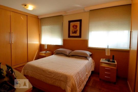 Compra de apartamento com 4 quartos, varanda e quintal. Venda disponível para comprar. — Quarto