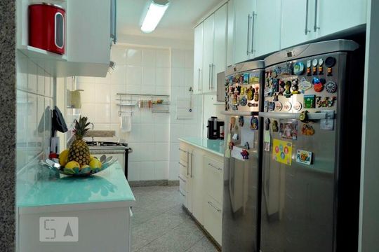 Compra de apartamento com 4 quartos, varanda e quintal. Venda disponível para comprar. — Cozinha