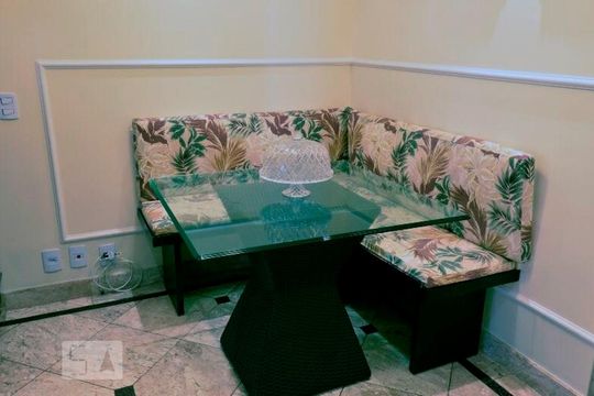 Compra de apartamento com 4 quartos, varanda e quintal. Venda disponível para comprar. — Sala de Jantar