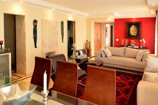 Compra de apartamento com 4 quartos, varanda e quintal. Venda disponível para comprar. — Sala
