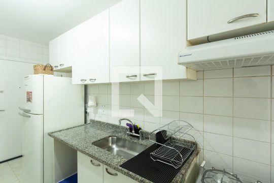Apartamento em Indianópolis com 3 quartos e varanda. Academia no condomínio. Ideal para comprar. — Cozinha
