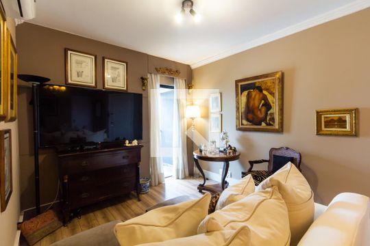 Apartamento em Indianópolis com 3 quartos e varanda. Academia no condomínio. Ideal para comprar. — Sala
