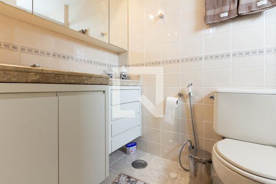 Apartamento em Indianópolis com 3 quartos e varanda. Academia no condomínio. Ideal para comprar. — Banheiro da Suíte 