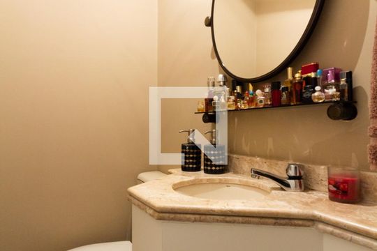 Apartamento em Indianópolis com 3 quartos e varanda. Academia no condomínio. Ideal para comprar. — Lavabo