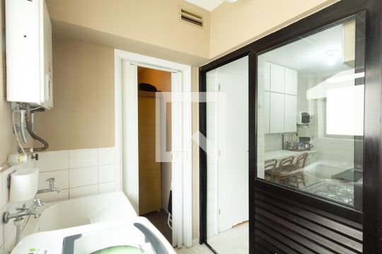 Apartamento em Indianópolis com 3 quartos e varanda. Academia no condomínio. Ideal para comprar. — Área de Serviço