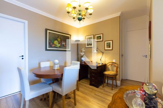 Apartamento em Indianópolis com 3 quartos e varanda. Academia no condomínio. Ideal para comprar. — Sala