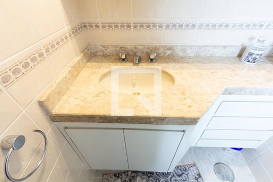 Apartamento em Indianópolis com 3 quartos e varanda. Academia no condomínio. Ideal para comprar. — Banheiro da Suíte 