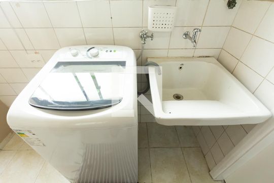 Apartamento em Indianópolis com 3 quartos e varanda. Academia no condomínio. Ideal para comprar. — Área de Serviço