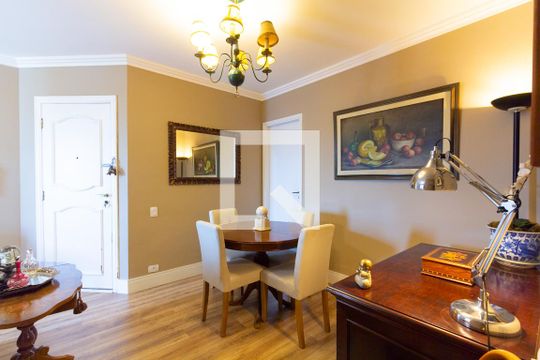 Apartamento em Indianópolis com 3 quartos e varanda. Academia no condomínio. Ideal para comprar. — Sala