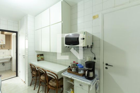 Apartamento em Indianópolis com 3 quartos e varanda. Academia no condomínio. Ideal para comprar. — Cozinha