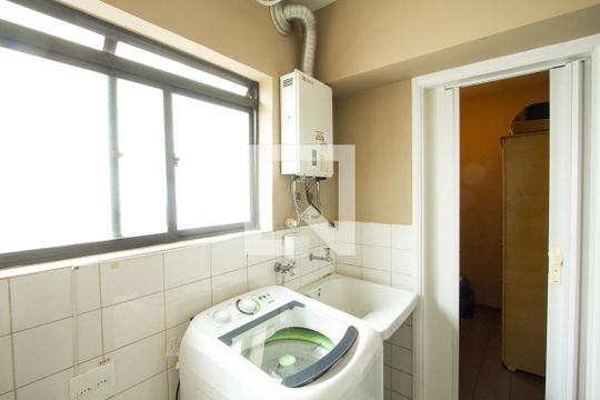 Apartamento em Indianópolis com 3 quartos e varanda. Academia no condomínio. Ideal para comprar. — Área de Serviço
