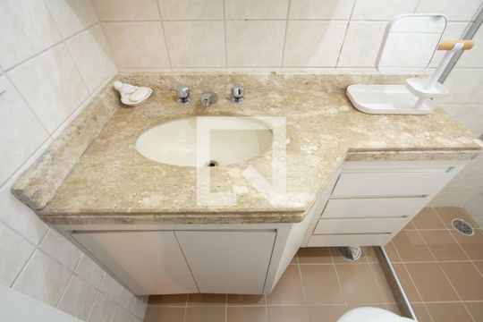 Apartamento em Indianópolis com 3 quartos e varanda. Academia no condomínio. Ideal para comprar. — Banheiro 