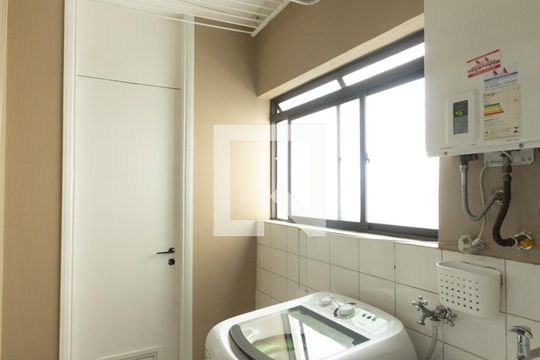 Apartamento em Indianópolis com 3 quartos e varanda. Academia no condomínio. Ideal para comprar. — Área de Serviço