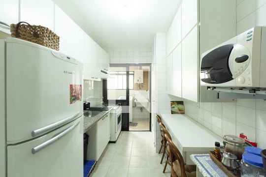 Apartamento em Indianópolis com 3 quartos e varanda. Academia no condomínio. Ideal para comprar. — Cozinha