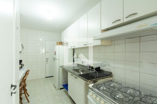 Apartamento em Indianópolis com 3 quartos e varanda. Academia no condomínio. Ideal para comprar. — Cozinha