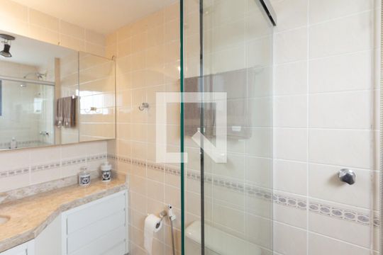 Apartamento em Indianópolis com 3 quartos e varanda. Academia no condomínio. Ideal para comprar. — Banheiro da Suíte 