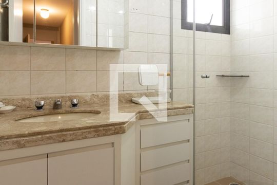 Apartamento em Indianópolis com 3 quartos e varanda. Academia no condomínio. Ideal para comprar. — Banheiro 