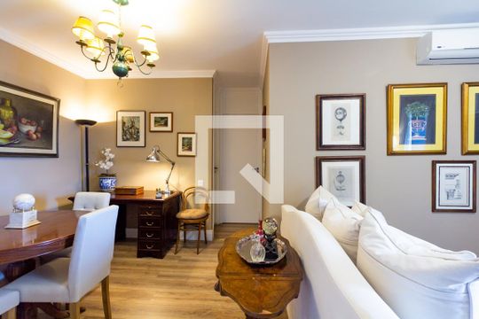 Apartamento em Indianópolis com 3 quartos e varanda. Academia no condomínio. Ideal para comprar. — Sala