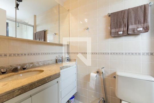 Apartamento em Indianópolis com 3 quartos e varanda. Academia no condomínio. Ideal para comprar. — Banheiro da Suíte 