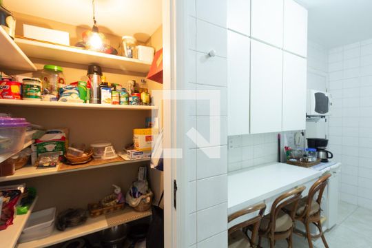 Apartamento em Indianópolis com 3 quartos e varanda. Academia no condomínio. Ideal para comprar. — Cozinha