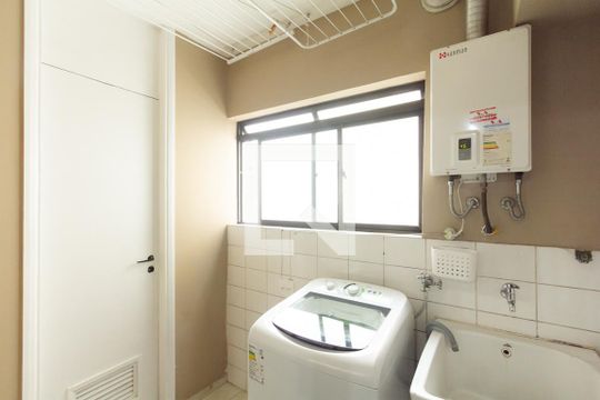 Apartamento em Indianópolis com 3 quartos e varanda. Academia no condomínio. Ideal para comprar. — Área de Serviço
