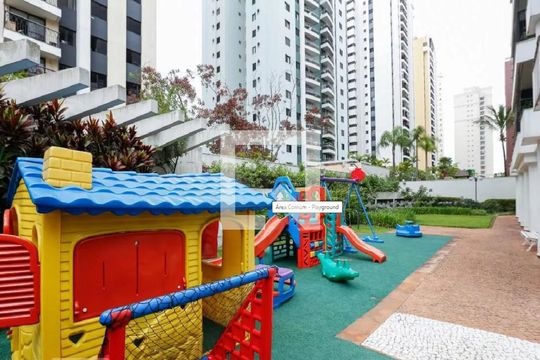 Apartamento em Indianópolis com 3 quartos e varanda. Academia no condomínio. Ideal para comprar. — Área Comum - Playground