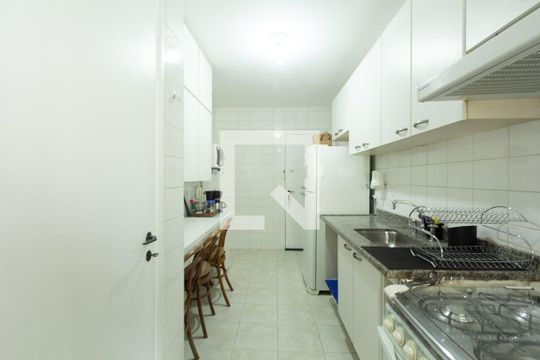 Apartamento em Indianópolis com 3 quartos e varanda. Academia no condomínio. Ideal para comprar. — Cozinha