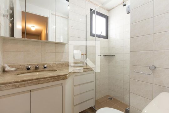 Apartamento em Indianópolis com 3 quartos e varanda. Academia no condomínio. Ideal para comprar. — Banheiro 