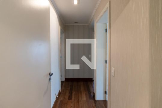 Apartamento à venda, com 187 m², 3 quartos e 3 vagas — Corredor dos quartos