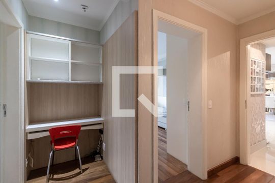 Apartamento à venda, com 187 m², 3 quartos e 3 vagas — Corredor dos quartos