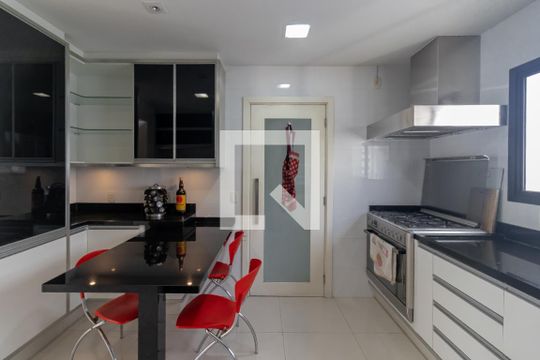 Apartamento à venda, com 187 m², 3 quartos e 3 vagas — Cozinha