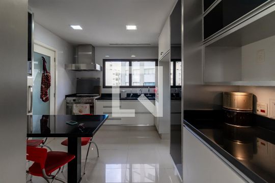 Apartamento à venda, com 187 m², 3 quartos e 3 vagas — Cozinha