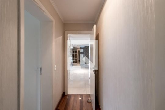 Apartamento à venda, com 187 m², 3 quartos e 3 vagas — Corredor dos quartos