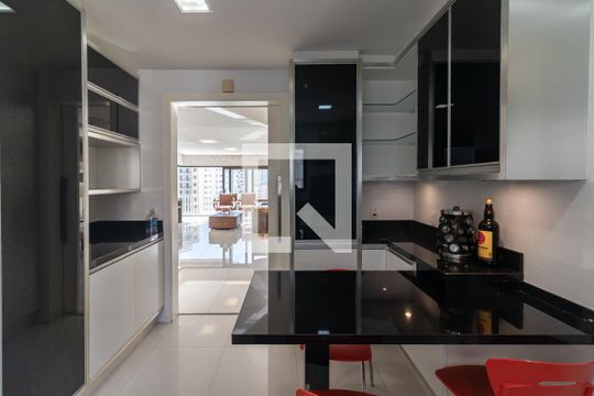 Apartamento à venda, com 187 m², 3 quartos e 3 vagas — Cozinha
