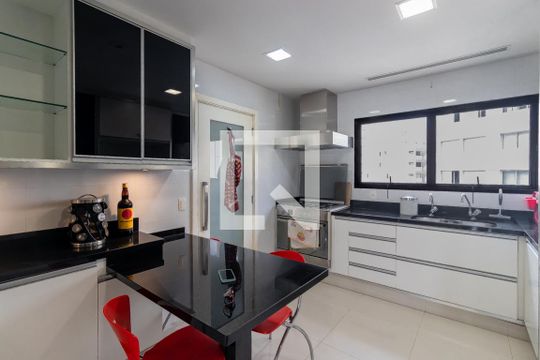 Apartamento à venda, com 187 m², 3 quartos e 3 vagas — Cozinha
