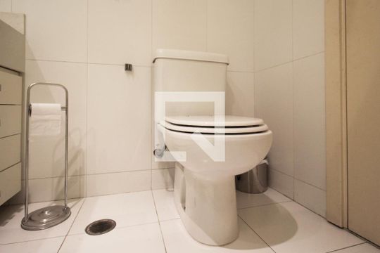 Apartamento para comprar, 1 quarto, varanda e mobiliado. Oportunidade de compra imperdível. — Banheiro